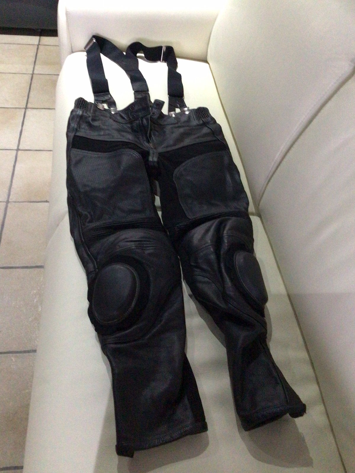 Pantalon cuir moto bretelle protection hanche genoux T M 50€, Motos, Enlèvement ou Envoi, Neuf, sans ticket, Vêtements de motocross