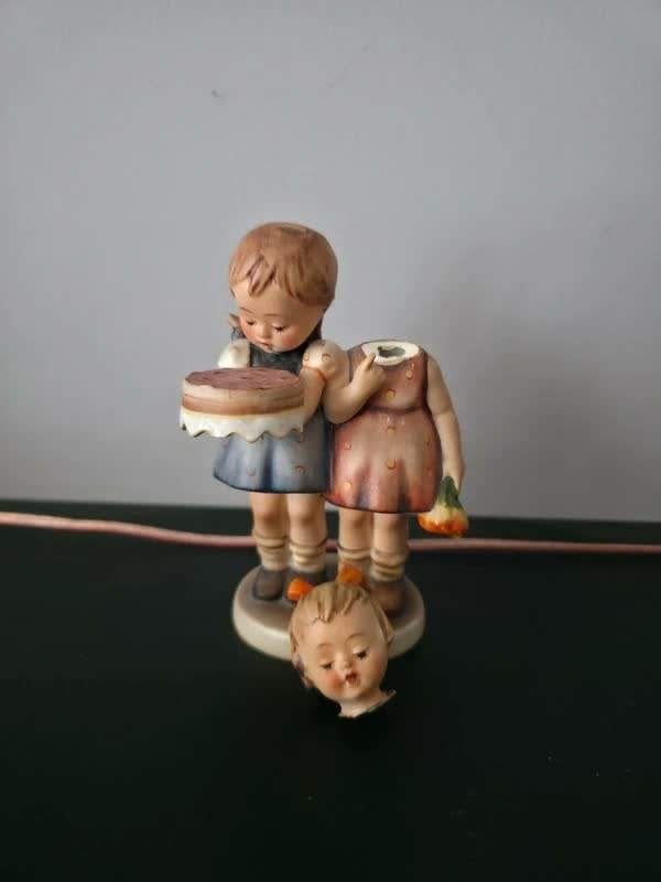Vintage Goebel Hummel Happy Birthday beschadigd, Ophalen of Verzenden, Gebruikt, Hummel