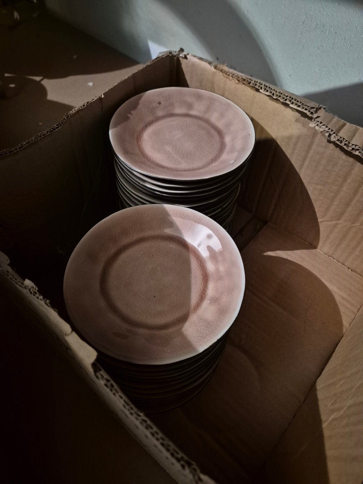 34 roze kleine bordjes, Ophalen