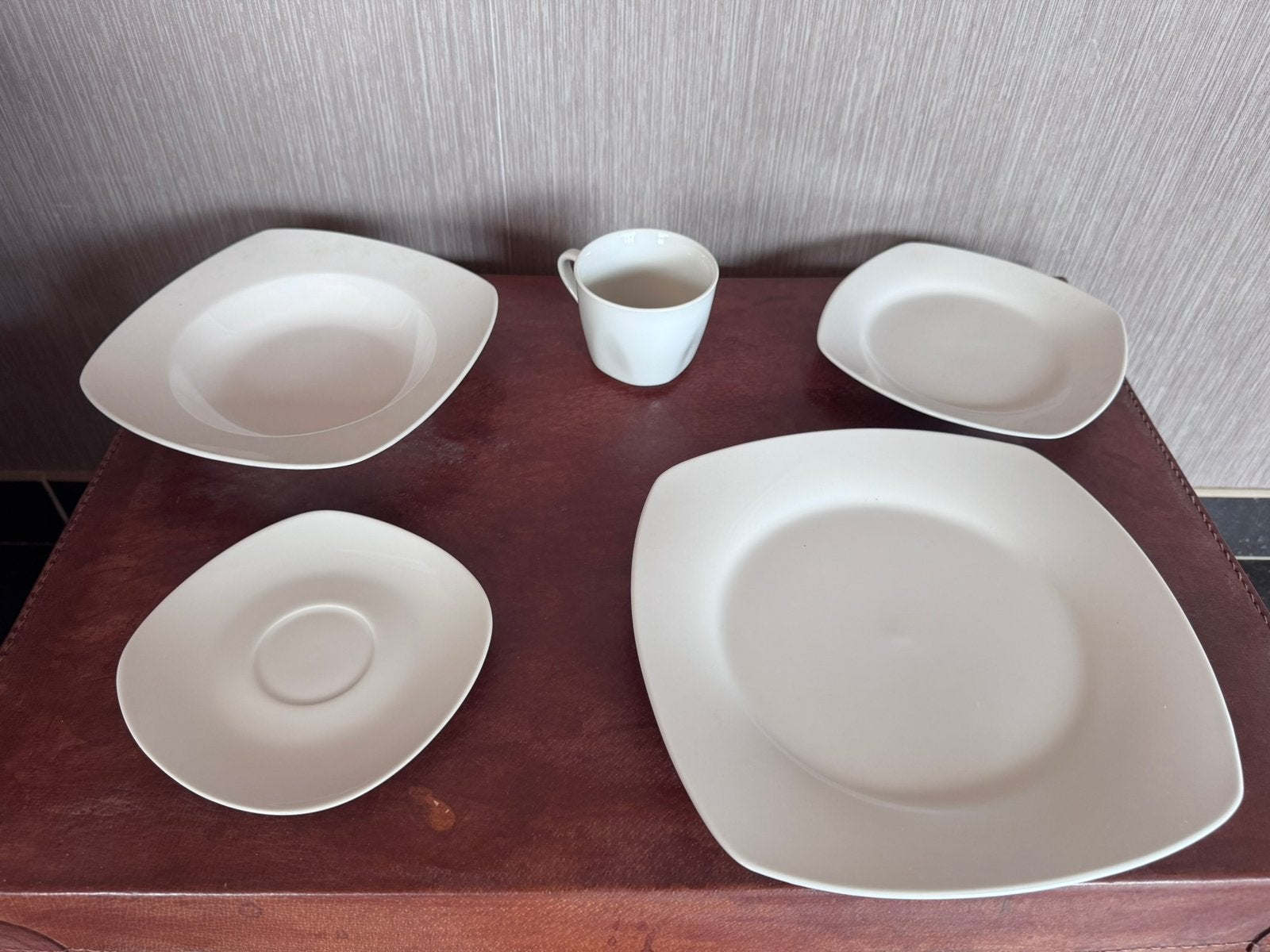 Nooit gebruikt servies 12 delig, Ophalen, Bord(en)