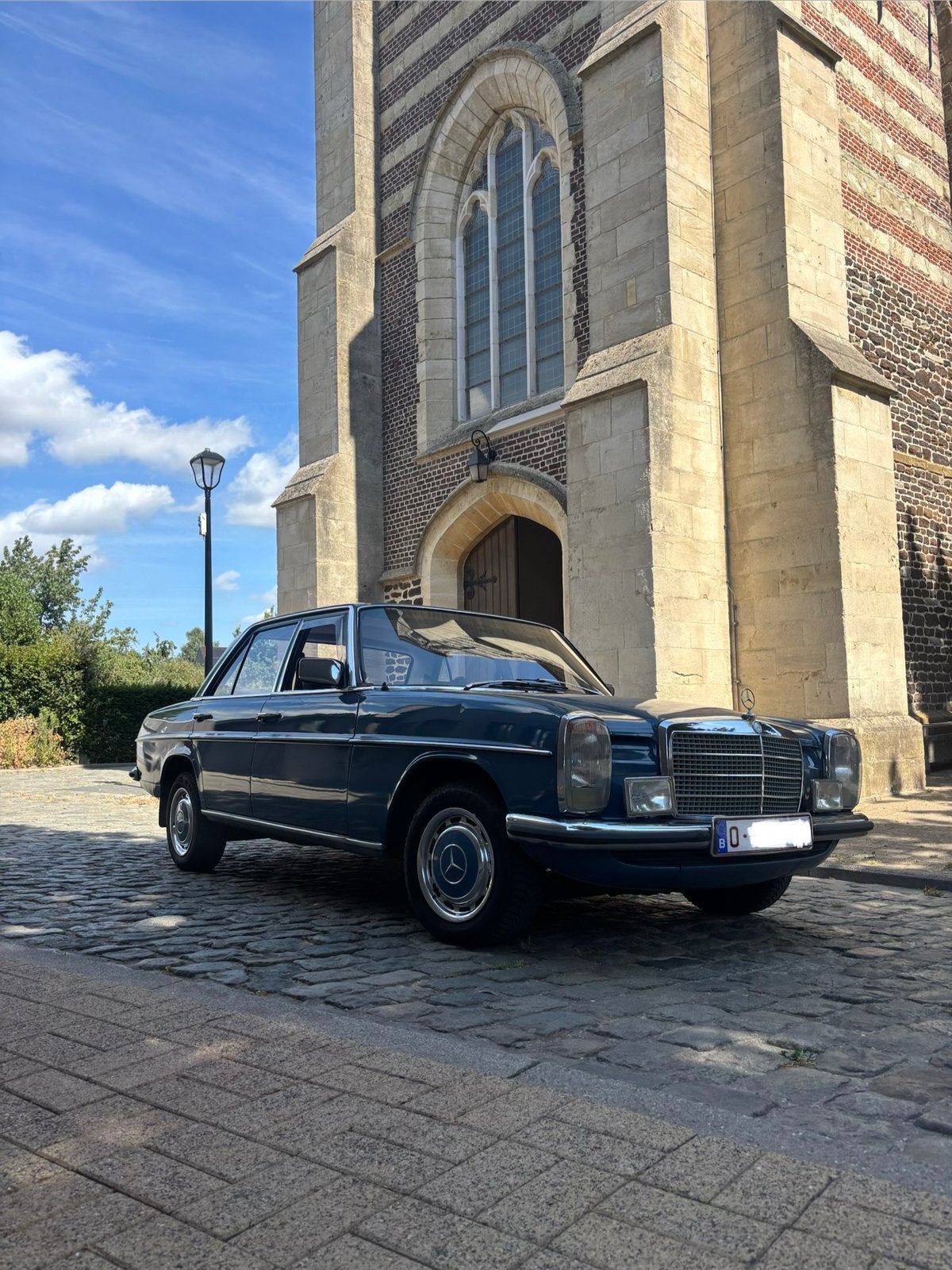 Mercedes-Benz W115 1975 oldtimer met 78.340km, Auto's, 4 deurs, Achterwielaandrijving, Blauw, Leder en Stof