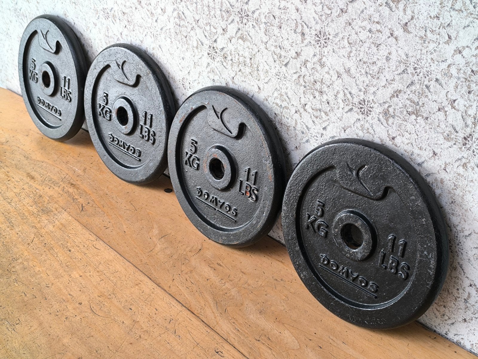 4 x Domyos 5kg plaques de musculation. 2,8cm., Sports & Fitness, Enlèvement, Utilisé, Bras, Plaques d'haltères