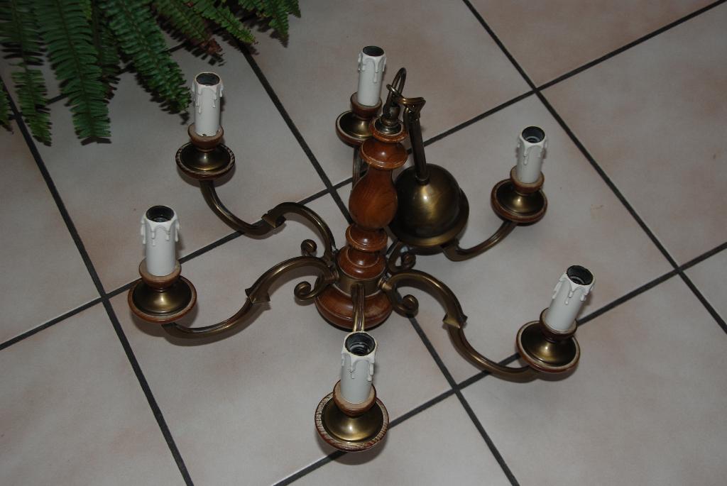Ancien lustre 6 branches de style en laiton doré et bois TB, Enlèvement, Utilisé, Bois, Chandelier suspendu