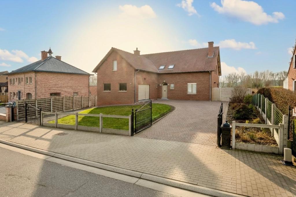 Ruime woning te Rozebeke UIT DE HAND TE KOOP, Province de Flandre-Orientale, 1000 à 1500 m², Zwalm, 4 pièces