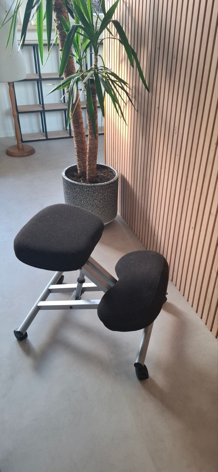 Ergonomische kruk, Ophalen