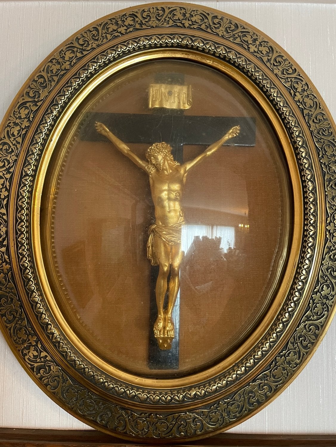 Crucifix de style Napoléon III sous verre convexe, Enlèvement