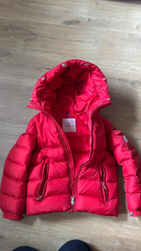 Moncler rood jasje, Enfants & Bébés, Enlèvement, Comme neuf