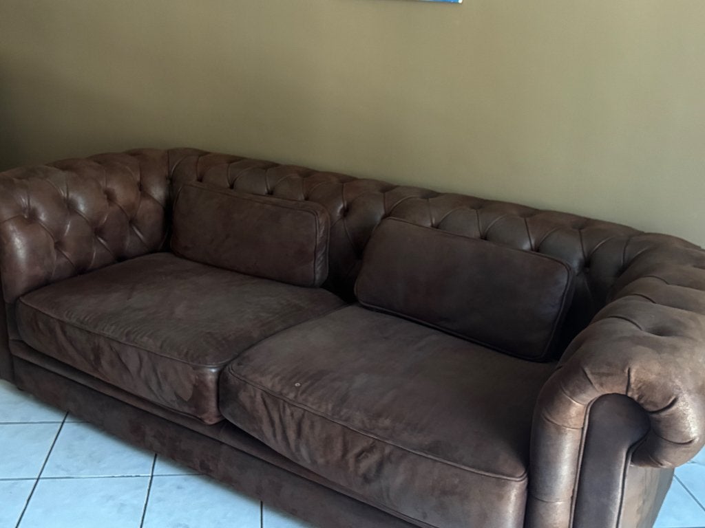 Magnifique Canapé Chesterfield 2 Places en Suédine Marron, Huis en Inrichting, Zetels | Zetels, Gebruikt, Rechte bank, Driepersoons