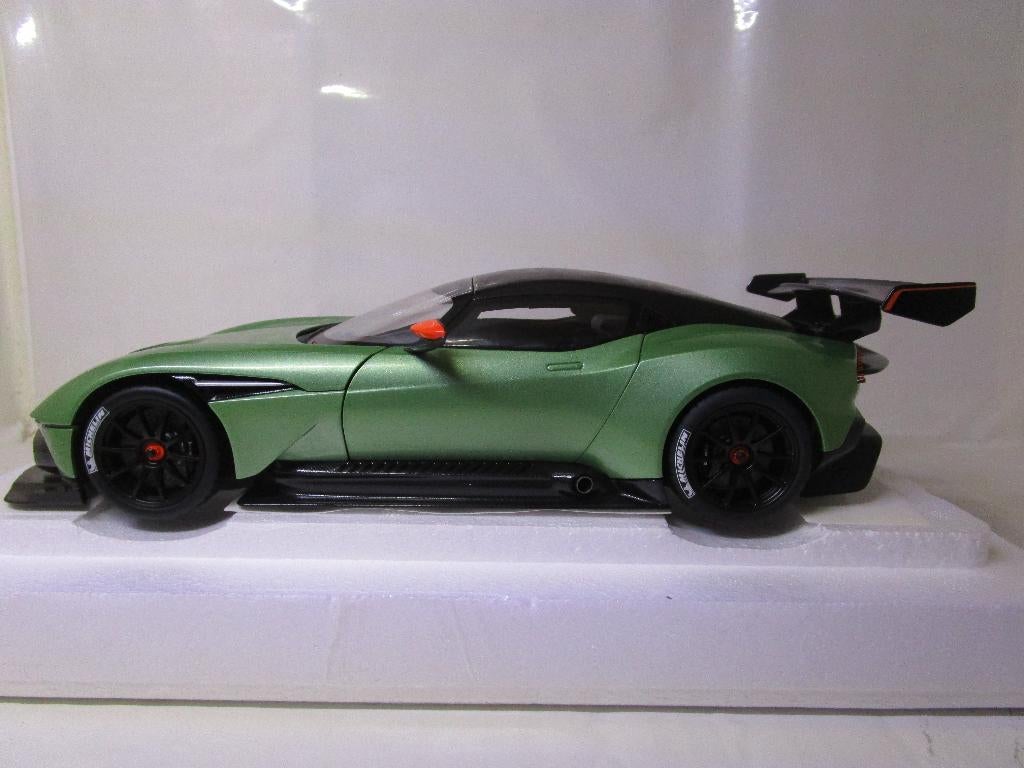 autoart aston martin vulcan 1:18, Ophalen of Verzenden, Zo goed als nieuw, Auto, Autoart