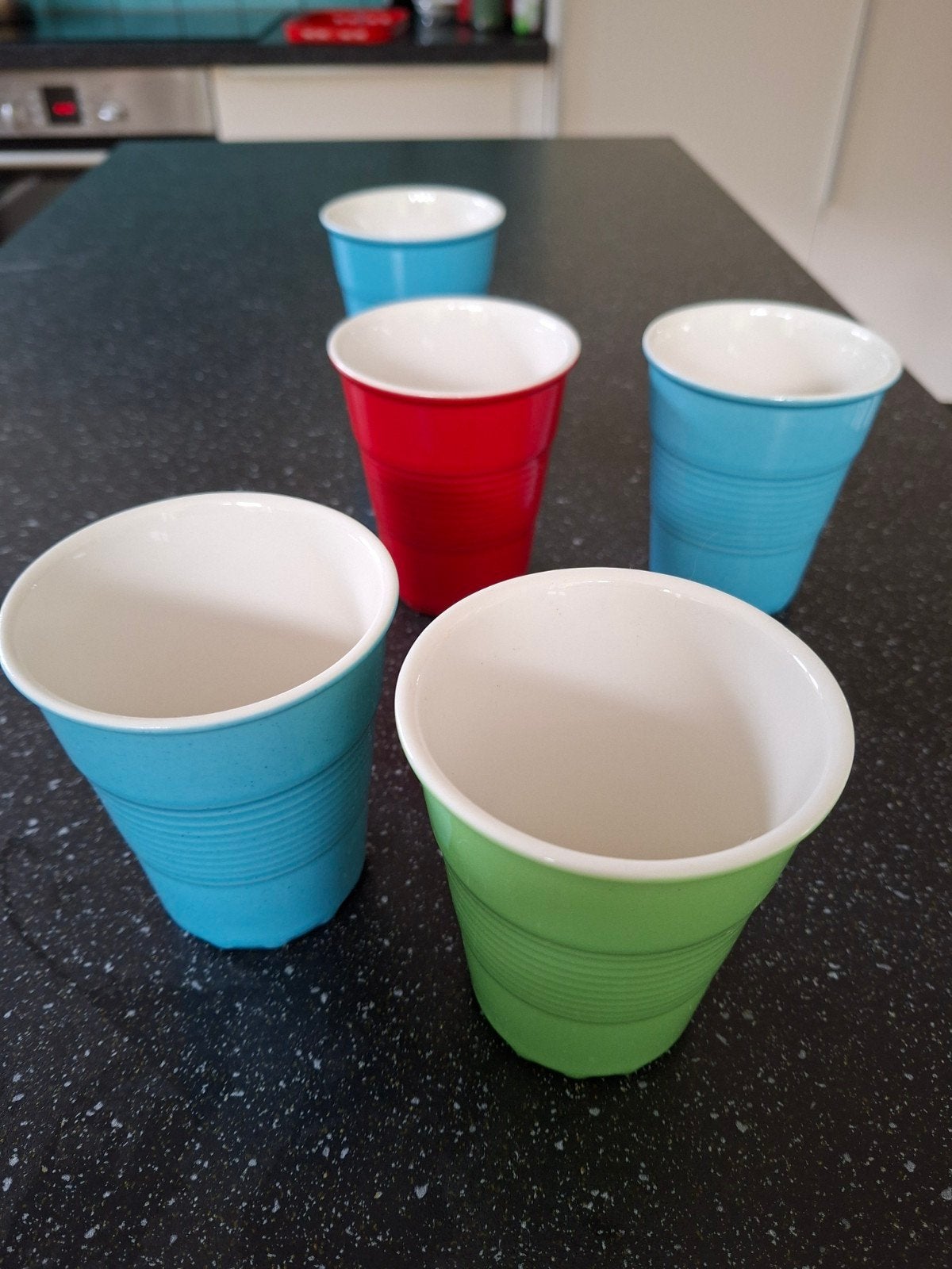 5  porseleinen bekers, Enlèvement
