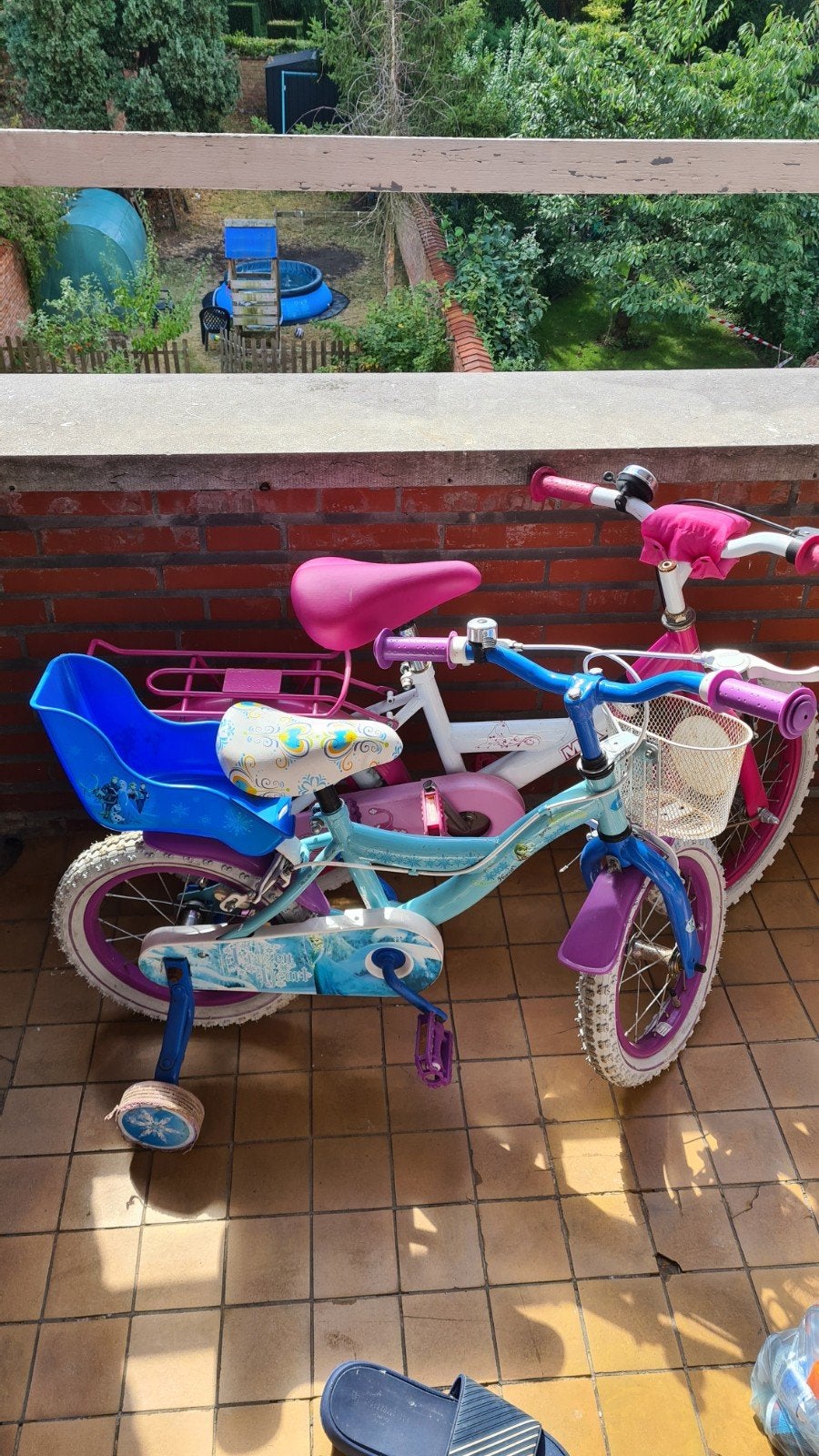2 meisje fietsen, Ophalen