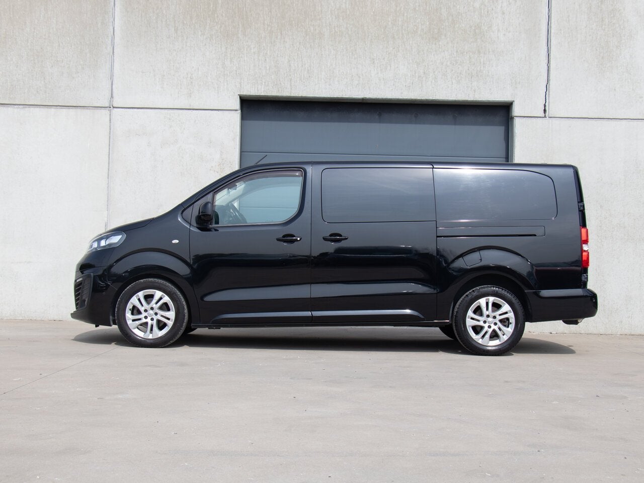 Opel Vivaro DC 5 ZIT 2.0 AT 177PK CAMERA|NAVI|TREKHAAK, Auto's, 0 kg, 131 kW, Zwart, Te koop