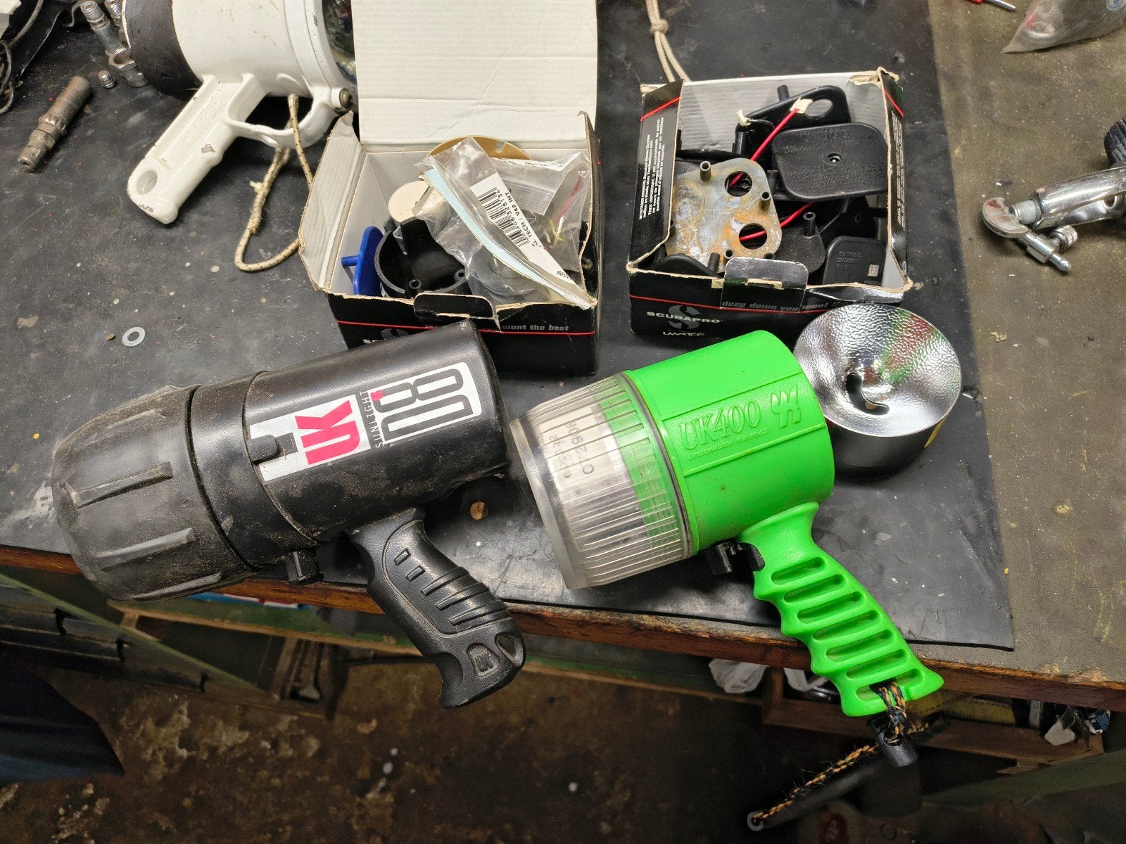 partij oude Duiklampen en onderdelen, Sports nautiques & Bateaux, Enlèvement, Utilisé, Lampe de plongée