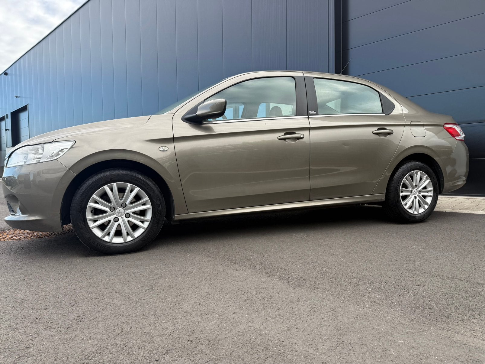 Peugeot 301 AUTOMATIQUE!, Achat, Beige, 5 portes, Berline