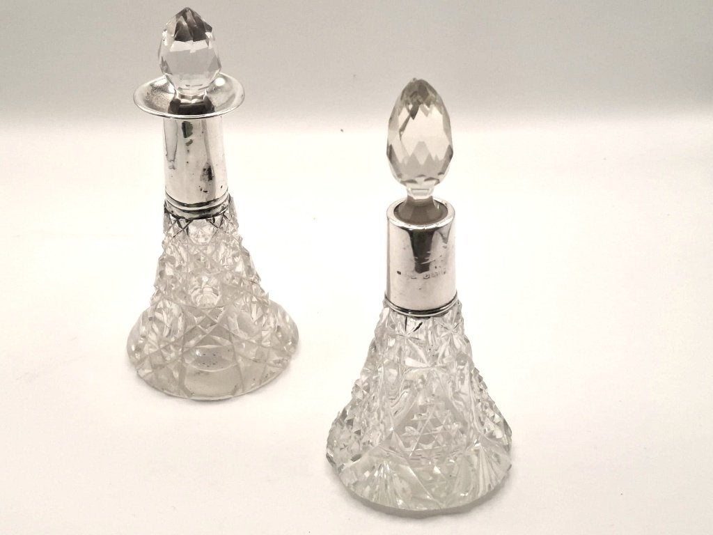 2 flacons de parfum en cristal taillé antique., Antiquités & Art, Enlèvement ou Envoi