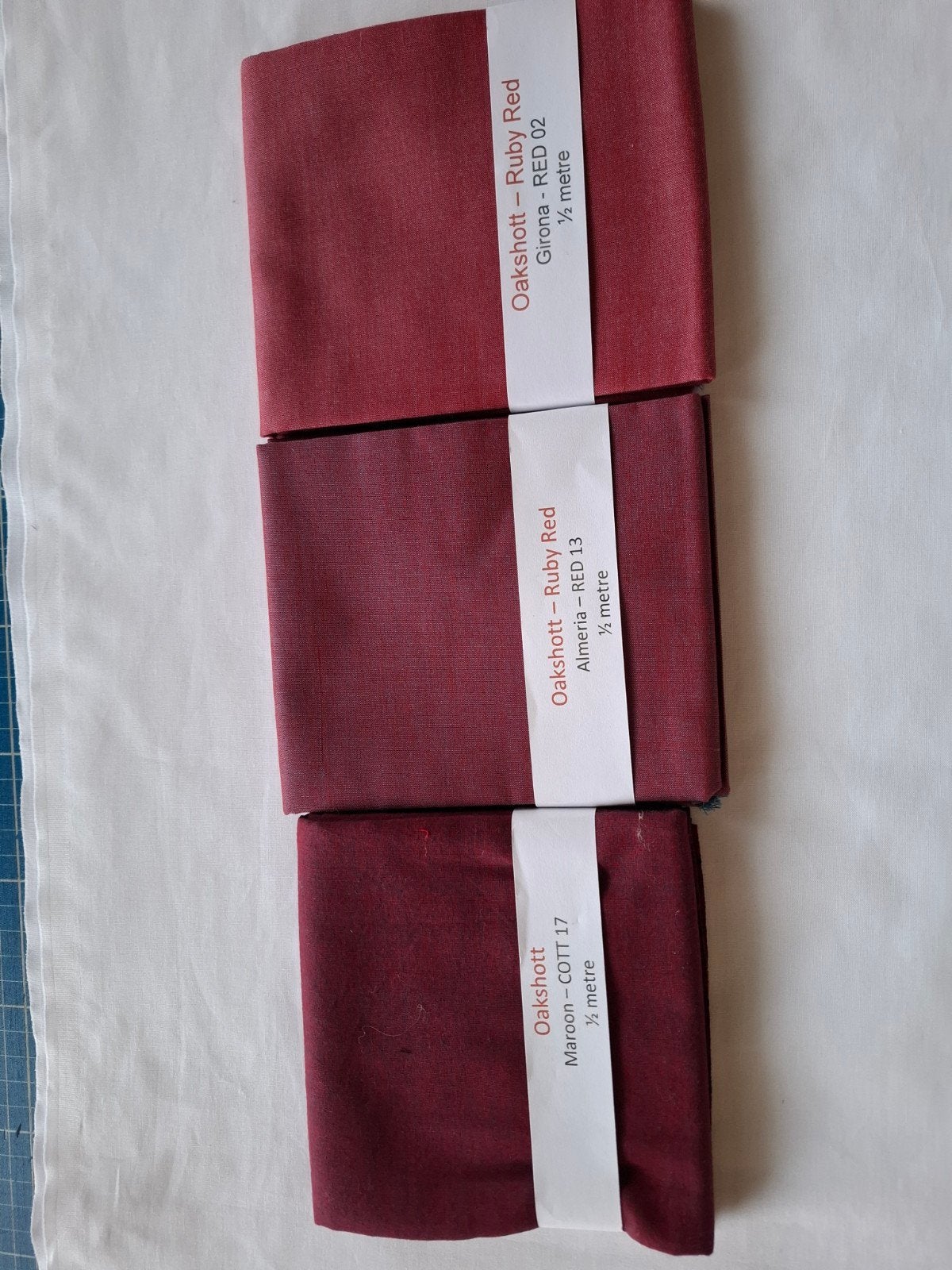 Tissus patchwork Oakshott dans les tons rouges, Hobby & Loisirs créatifs, Enlèvement ou Envoi, Neuf, Rouge, Coton