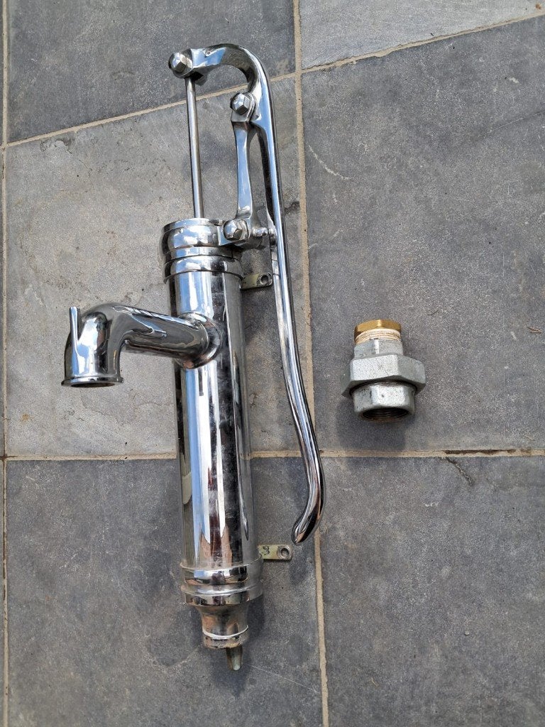 Vintage verchroomde handwaterpomp – compleet met aansluiting, Tuin en Terras, Ophalen, Gebruikt, Handmatig, Bronpomp