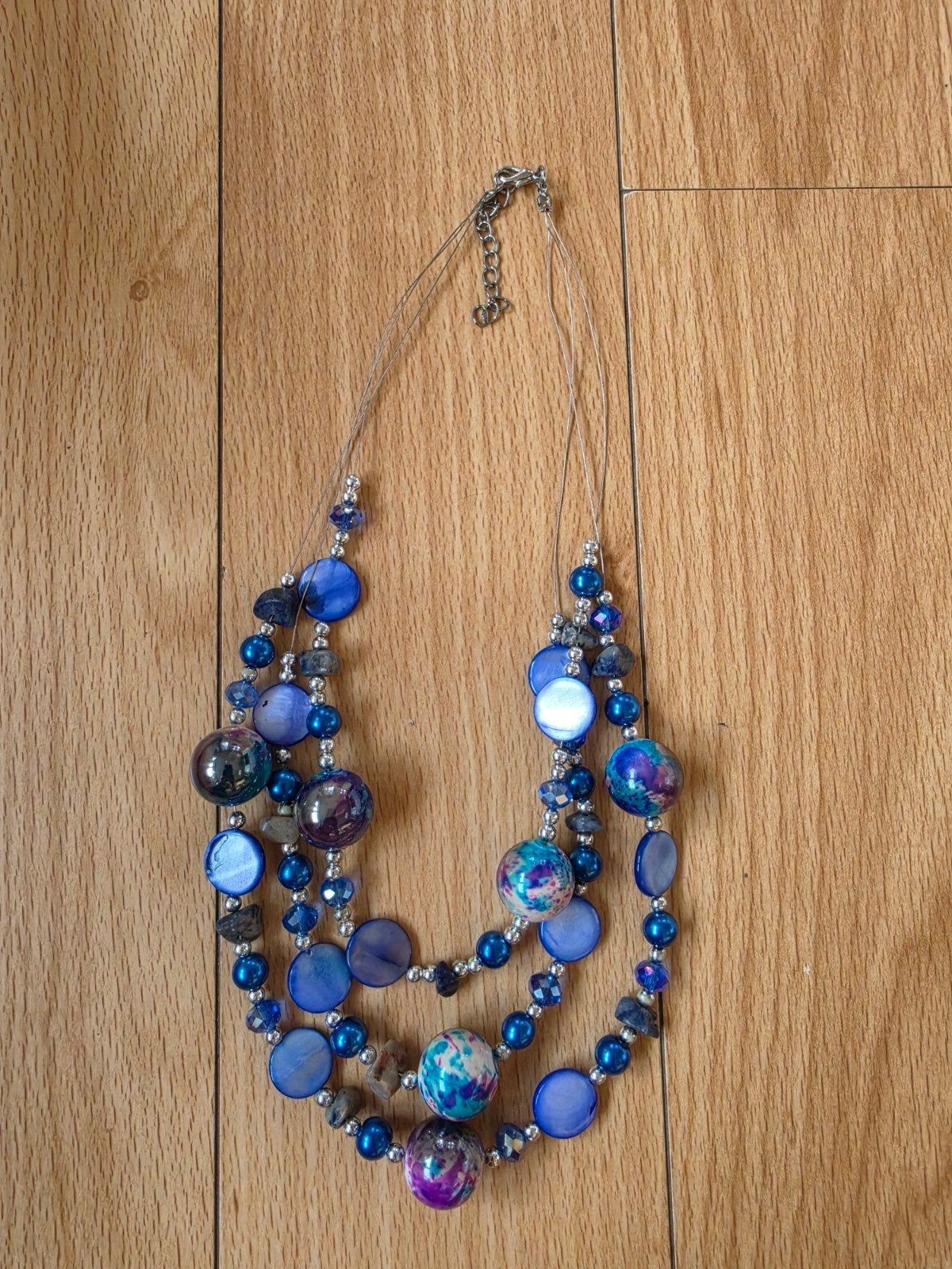 Blauwe fantasieketting met meerdere rijen - Parelachtige en, Handtassen en Accessoires, Oorbellen, Ophalen of Verzenden, Blauw