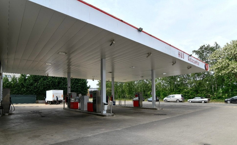 TANKSTATION MET WINKEL, ONDERHOUDSGARAGE OP GRENS ZUTENDAAL, Immo, Genk
