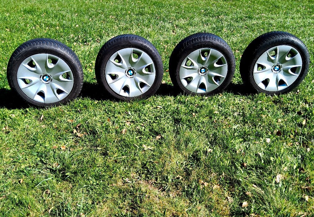 4 jantes originales BMW avec pneus hiver 195/55-16, Autos : Pièces & Accessoires, Pneus & Jantes, Pneus et Jantes, Pneus hiver