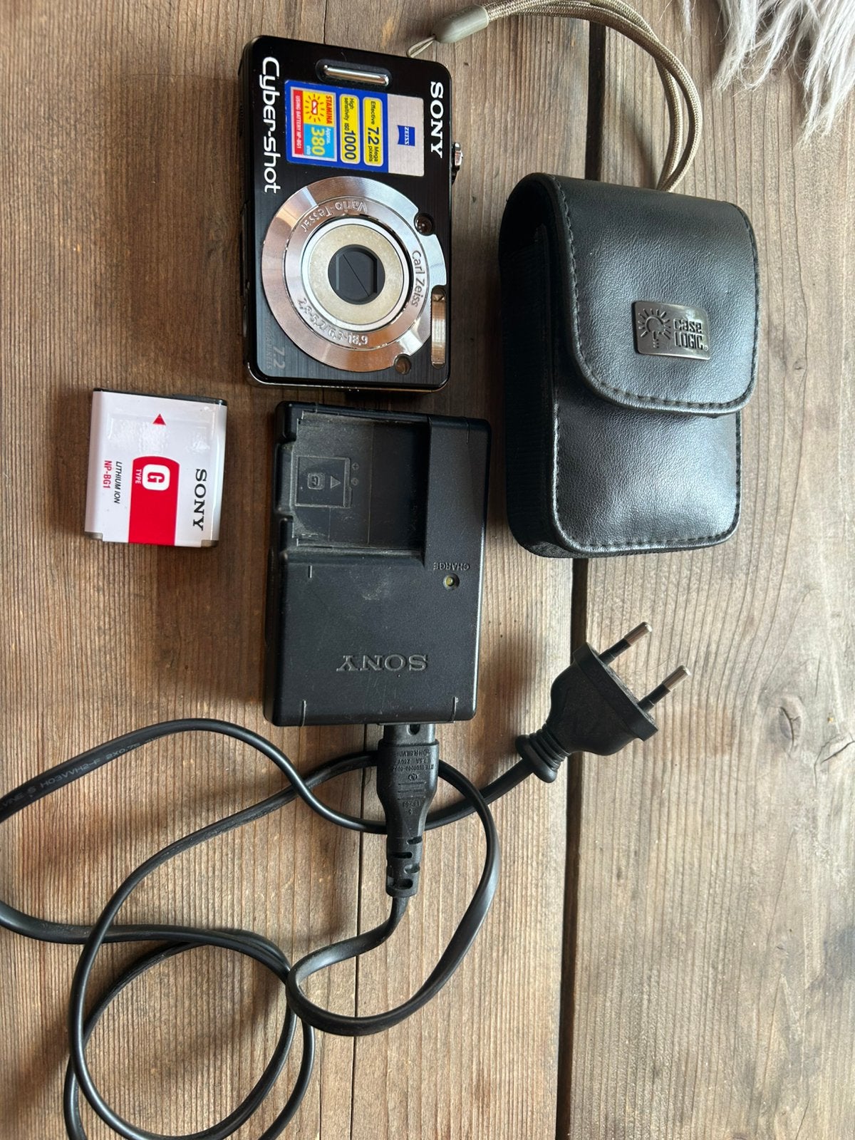 Fototoestel Sony Cyber-shot, 7 megapixels, Oplader, Ophalen of Verzenden, Zo goed als nieuw