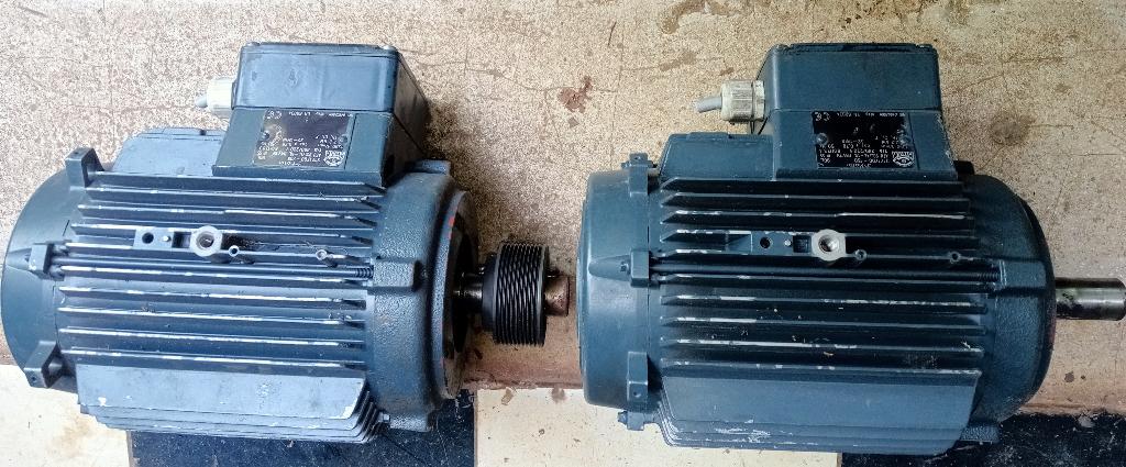 Lot: 2 moteurs électriques identiques 2.2 Kw triphasés, Enlèvement, Comme neuf