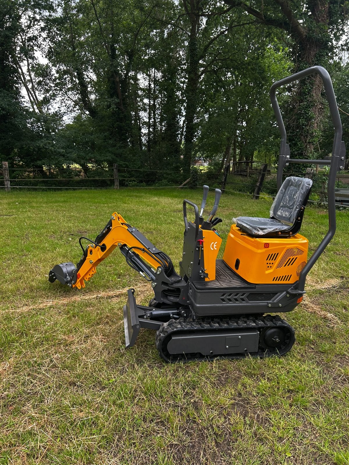 Une mini-pelle de 700 kg avec moteur largeur 72cm, Articles professionnels, Machines & Construction | Grues & Excavatrices, Enlèvement