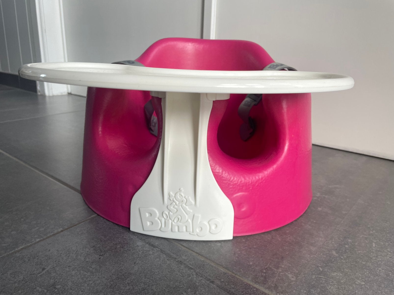 Bumbo kinderzitje met tafeltje, Kinderen en Baby's, Ophalen, Zo goed als nieuw