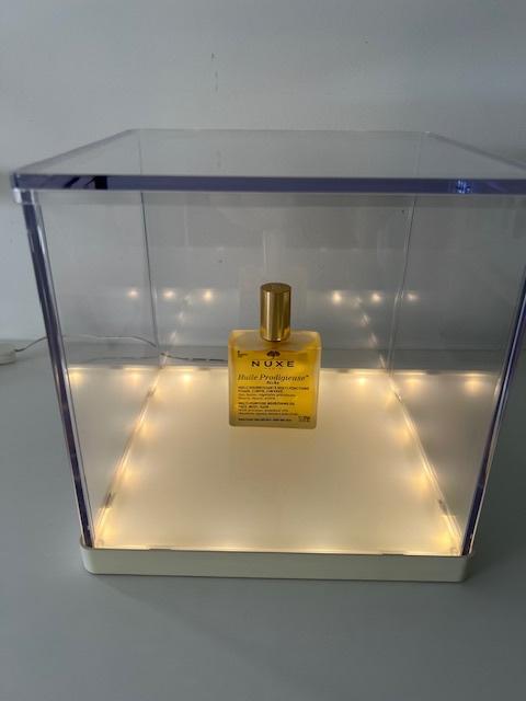 Vierkante display met verlichting en deksel Ikea, Ophalen, Kunststof, Zo goed als nieuw, Minder dan 50 cm