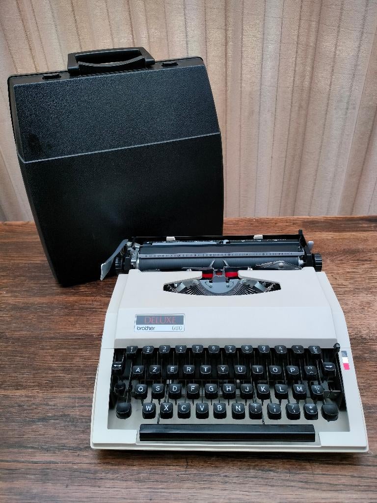 Typemachine BROTHER DELUXE 600. AZERTY. Werkt., Divers, Accessoires de bureau, Utilisé, Enlèvement ou Envoi
