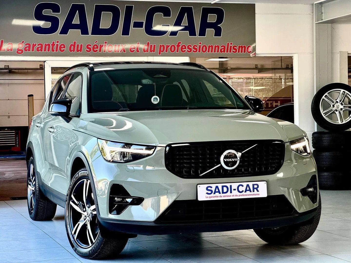 Volvo XC40 2.0 B3 MHEV R-Design Plus Dark 1e Main Full Hist., Auto's, Automaat, Adaptive Cruise Control, Gebruikt, 4 cilinders
