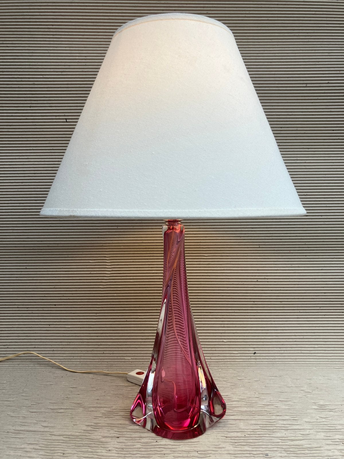 Pied de lampe Val Saint Lambert avec douille, rouge rubis, Maison & Meubles, Lampe d'ambiance, Enlèvement ou Envoi, 38 cm, Rouge