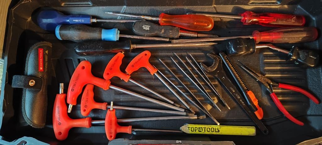 Petit coffre avec plusieurs outils., Enlèvement, Utilisé