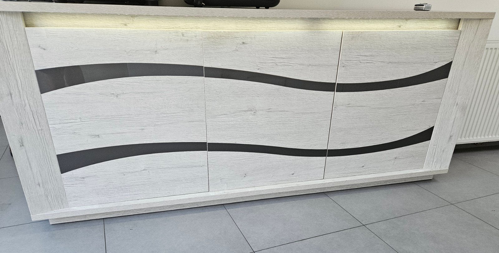 Dressoir met ingebouwde LED-verlichting, Ophalen