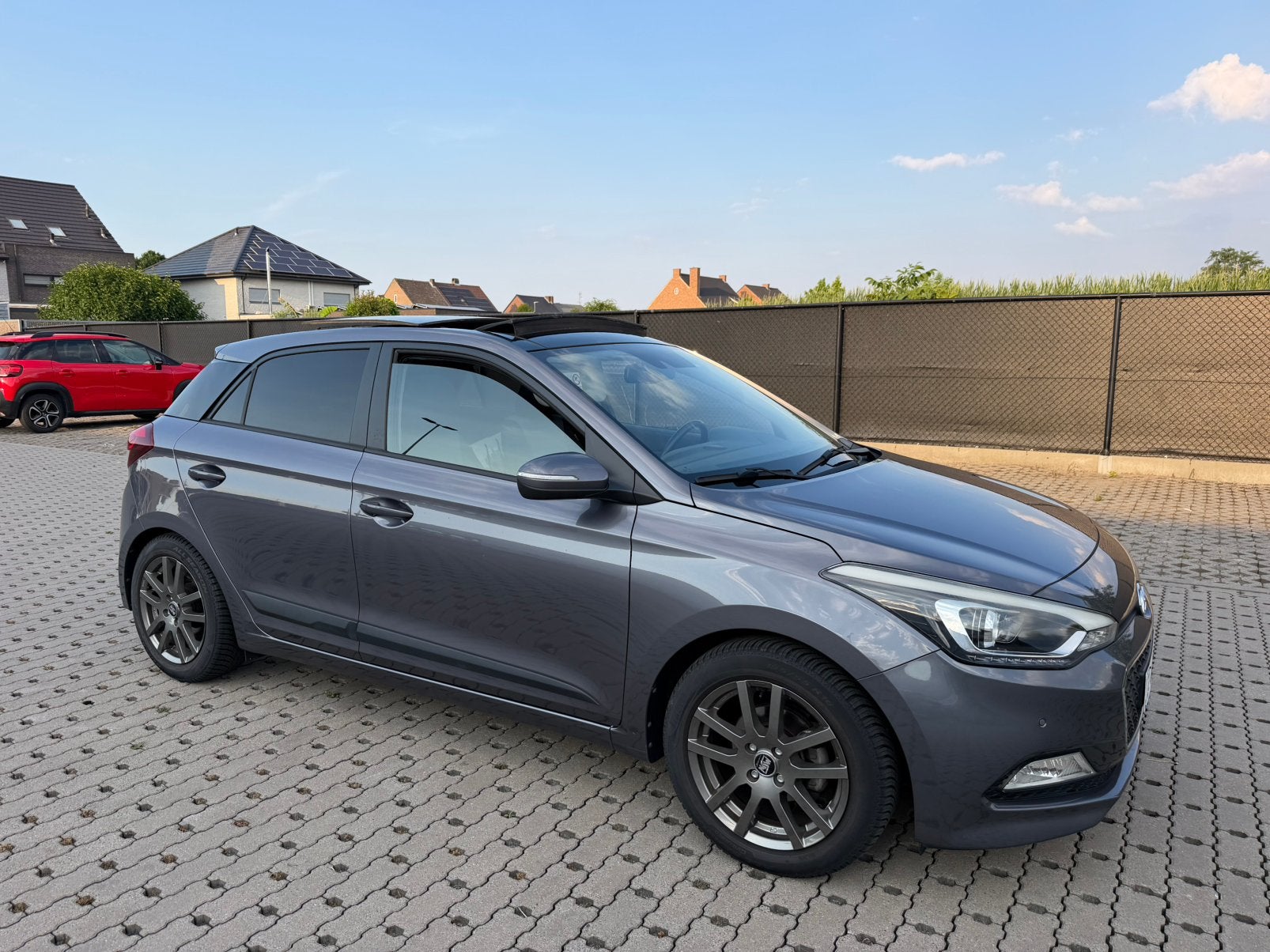 Hyundai i20 1.2 benzine km 100000 km, Autos, Hyundai, Argent ou Gris, Achat, Euro 6, Entreprise