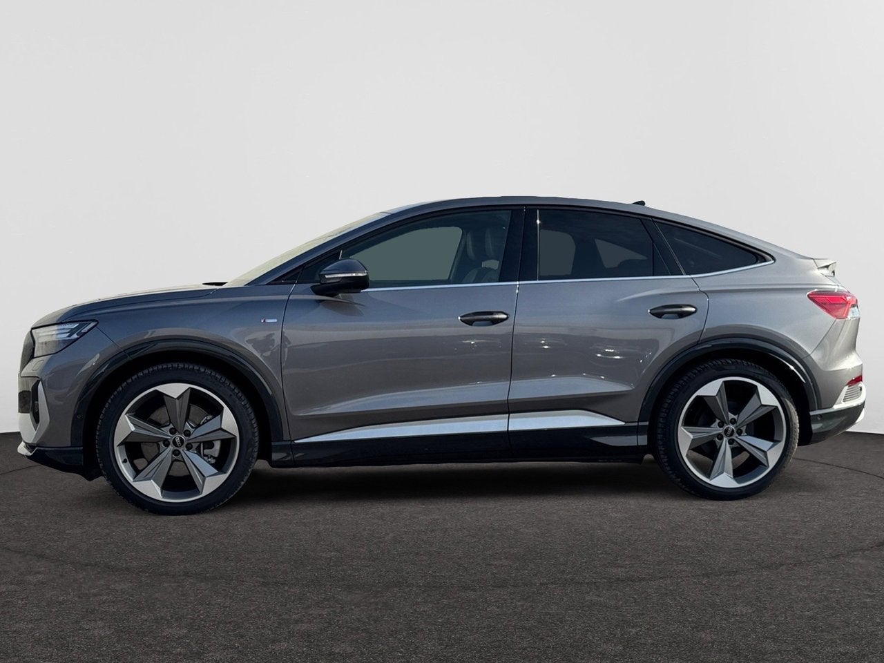 Audi Q4 Sportback e-tron Audi Q4 Sportback S line 40 e-tron, Auto's, Automaat, Elektrisch, SUV of Terreinwagen, Zilver of Grijs