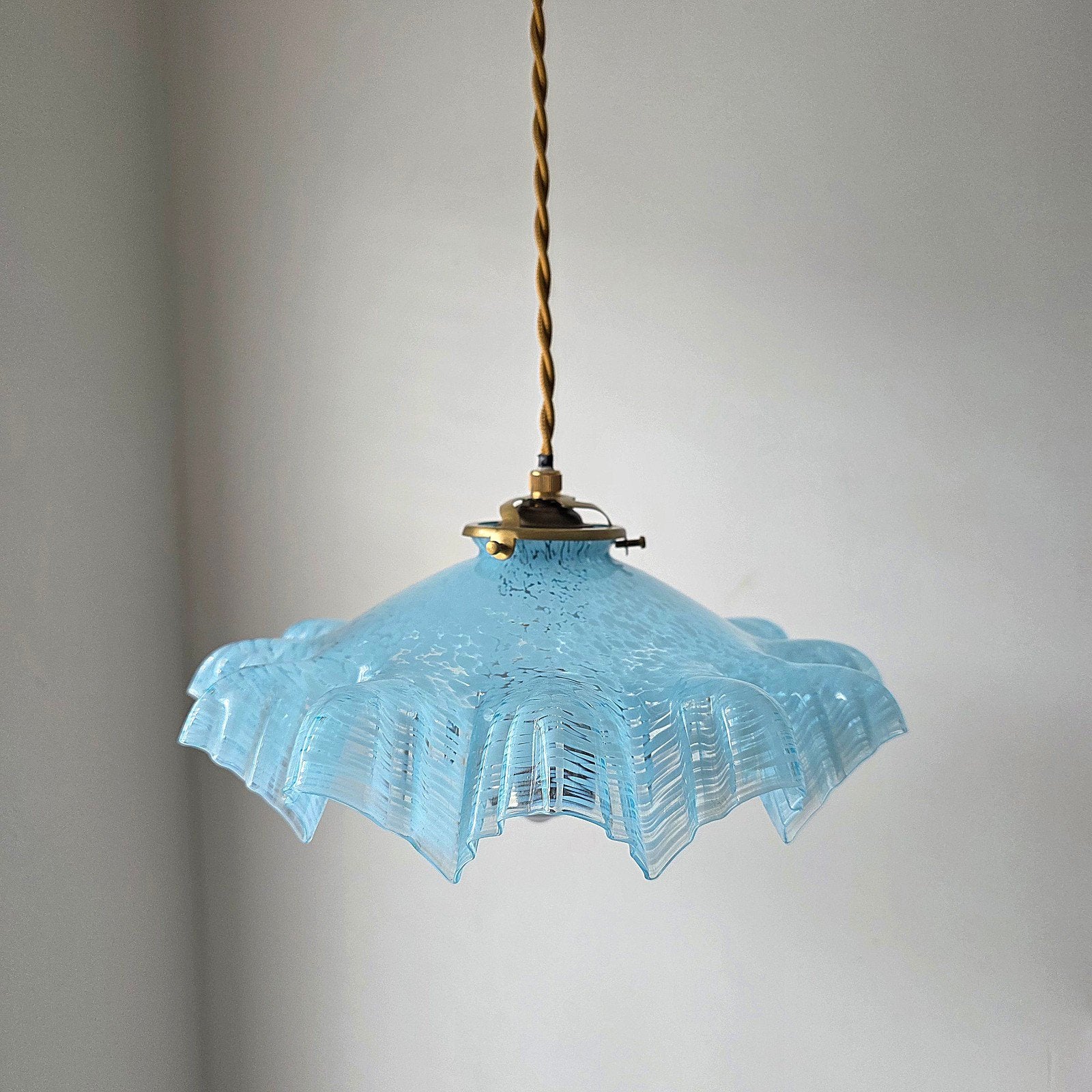 Lampe suspendue vintage en verre de Clichy., Enlèvement ou Envoi