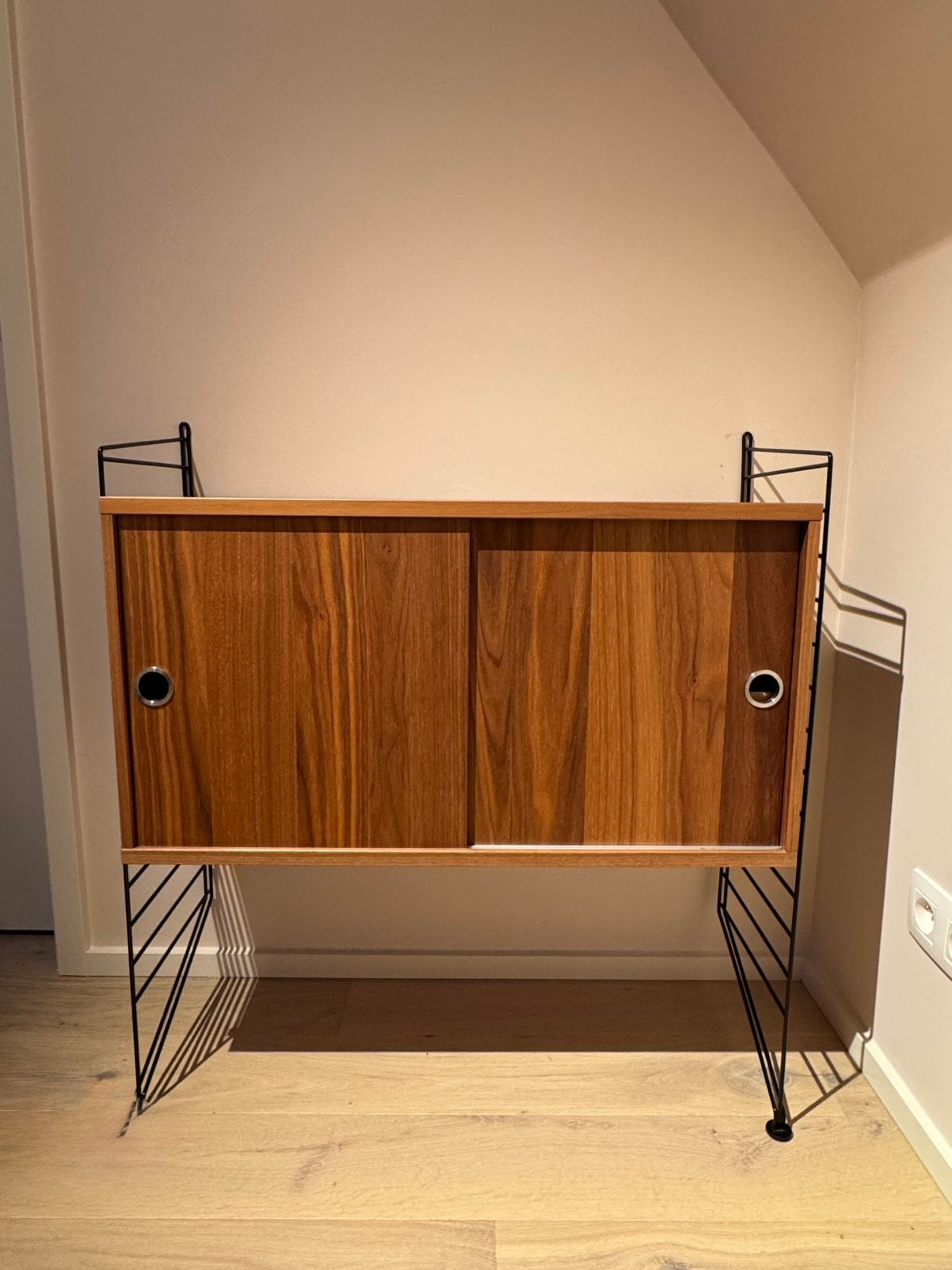 Armoire murale String en noyer H85 B80 D30, 25 à 50 cm, Avec porte(s), Comme neuf, Enlèvement