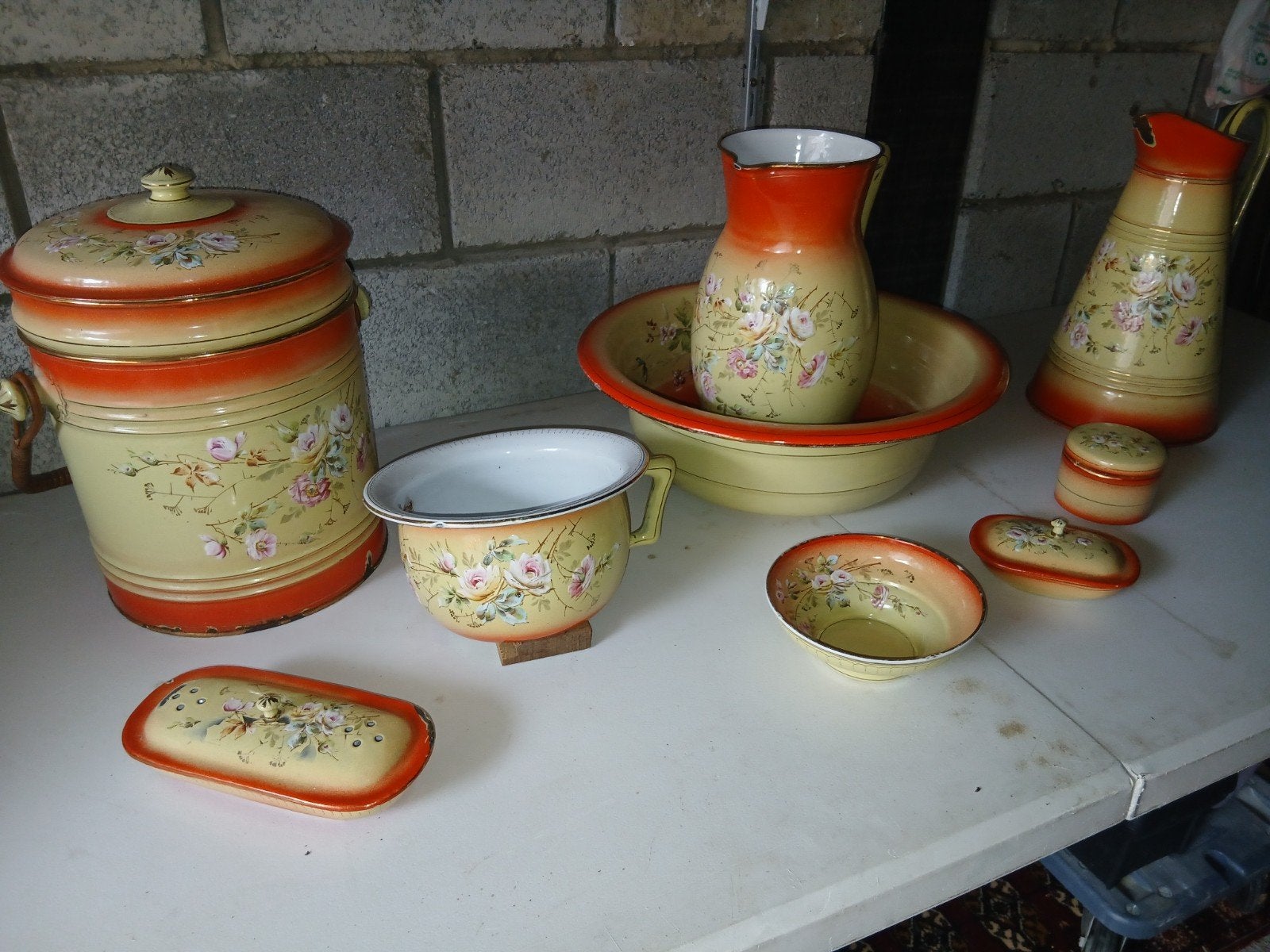 Ensemble de toilette en tôle émaillée