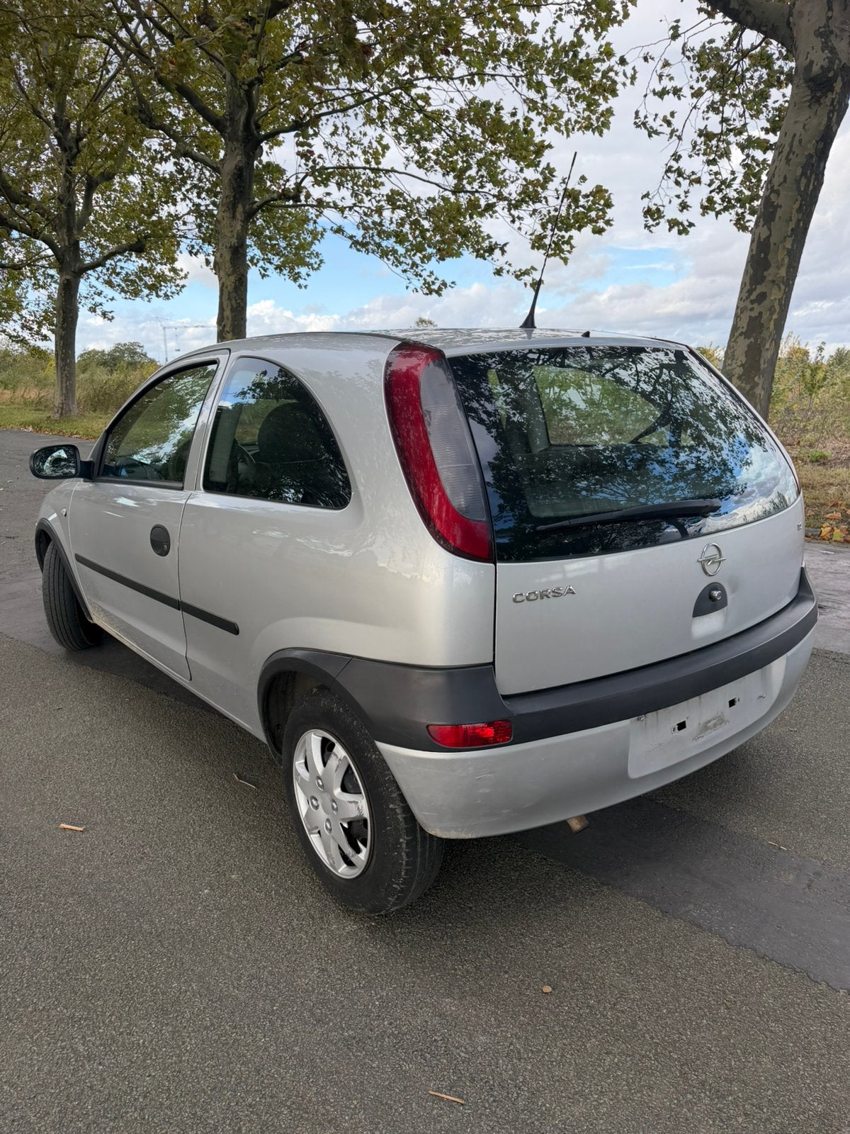 Opel Corsa C 1.2 Essence — 2003 — 127 000 km — avec contrôle, Autos, Argent ou Gris, 139 g/km, Entreprise, Noir