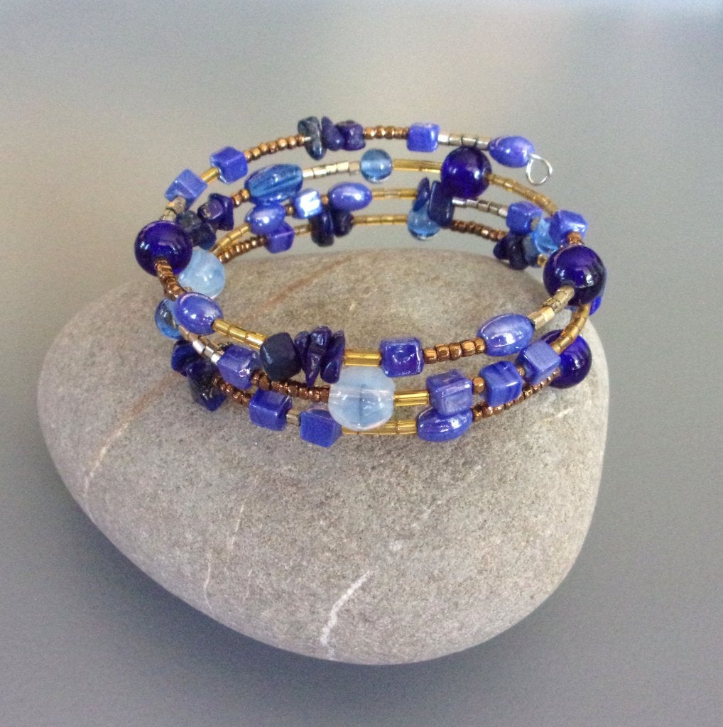 Bracelet bleu nuit et doré en lapis lazuli, verre artisanal, Neuf, Enlèvement ou Envoi, Avec bracelets à breloques ou perles, Acier
