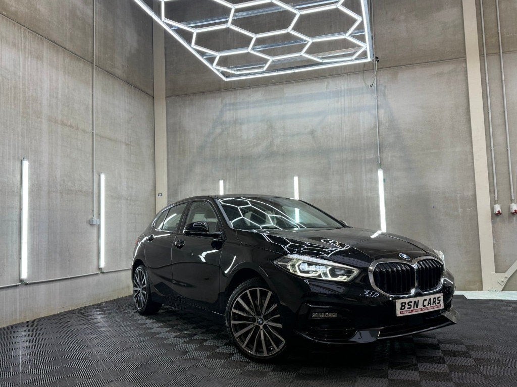 BMW 118i/LED/CARPLAY/PDC/LANE/GARANTIE, Auto's, 1 Reeks, Leder en Stof, Zwart, https://public.car-pass.be/vhr/4789088d-276d-41df-9cef-4239cddbafd3