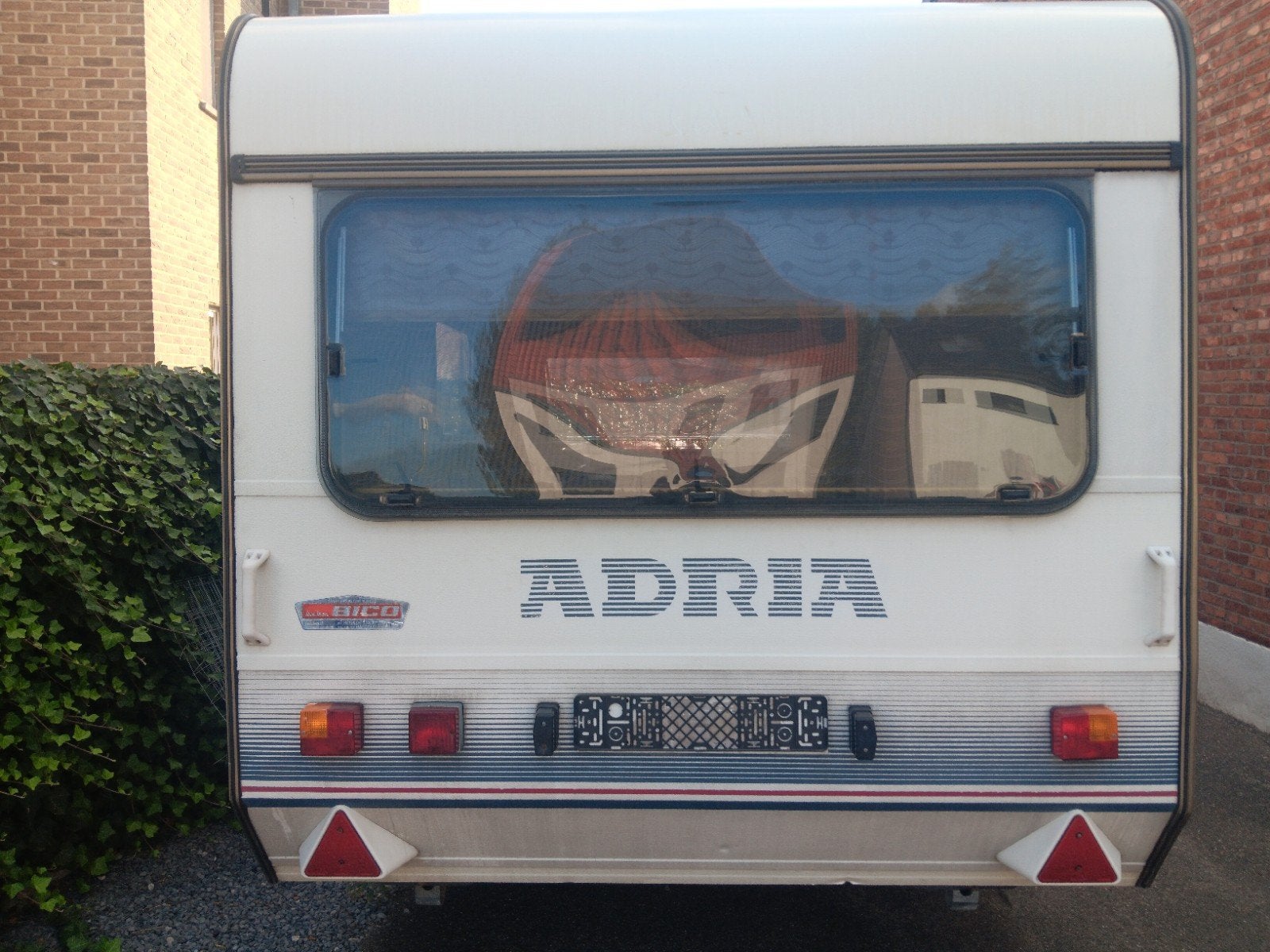 nog zeer mooie Adria caravan met opblaasbare voortent, Caravanes & Camping, Caravanes, 750 - 1000 kg, Particulier, Adria, 2 lits séparés