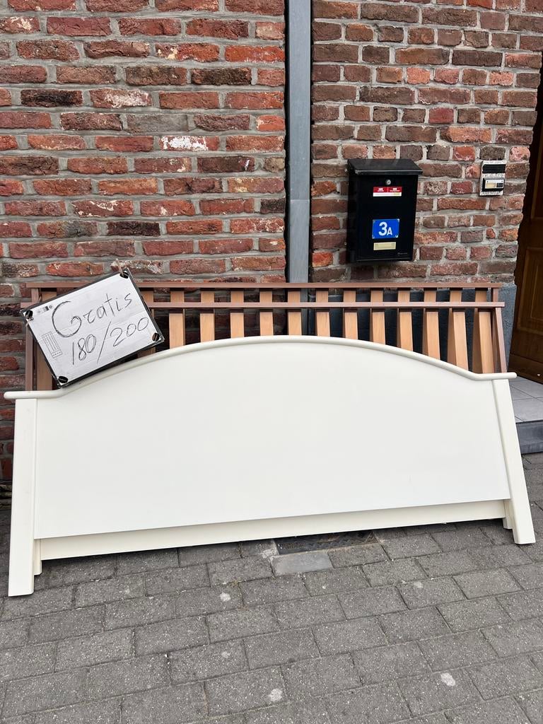 bedframe van 180x200 cm inclusief lattenbodem, Ophalen