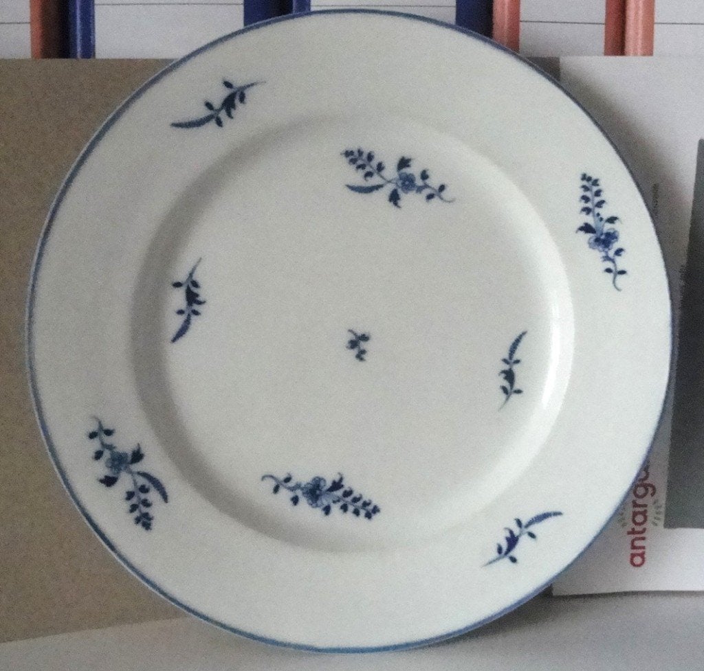 ASSIETTE PORCELAINE de TOURNAI décor "BRINDILLE CHANTILLY"., Enlèvement