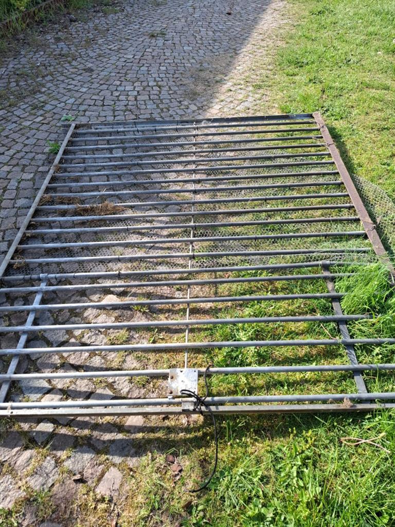 Zwaar ijzeren hek of poort, Ophalen, IJzer, Spijlenhekwerk, Met poort