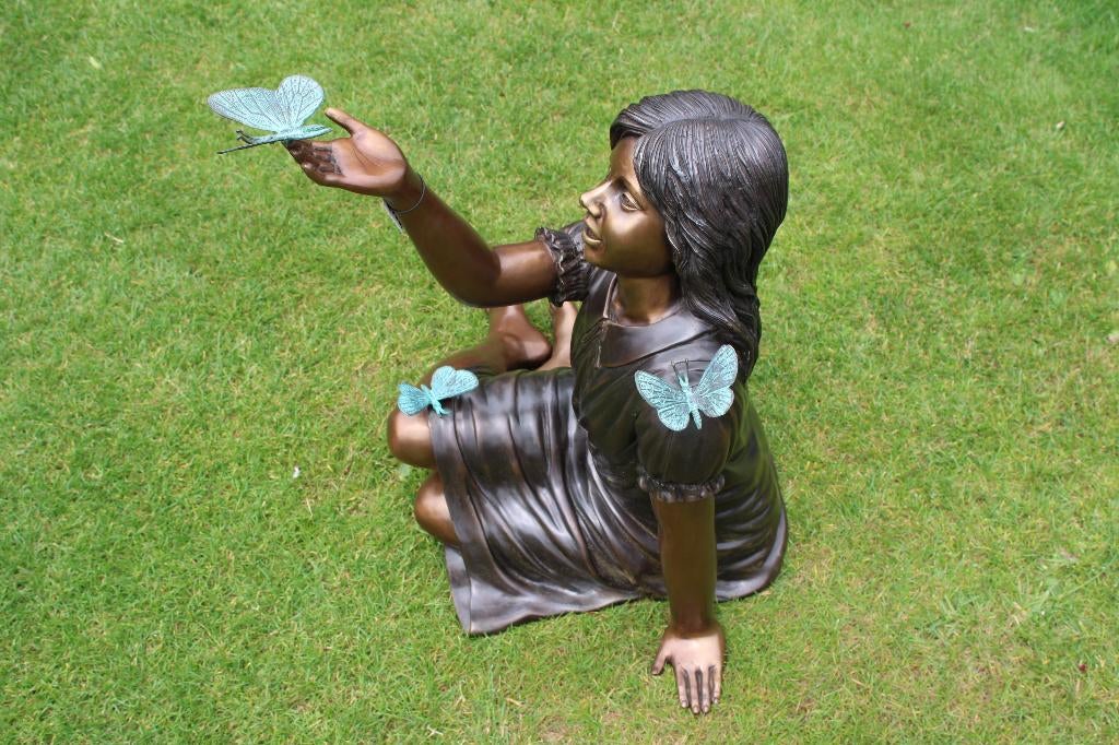 Bronzen beeld van een zittend meisje met vlinders, Tuin en Terras, Tuinbeelden, Ophalen, Nieuw, Overige materialen, Mensenbeeld