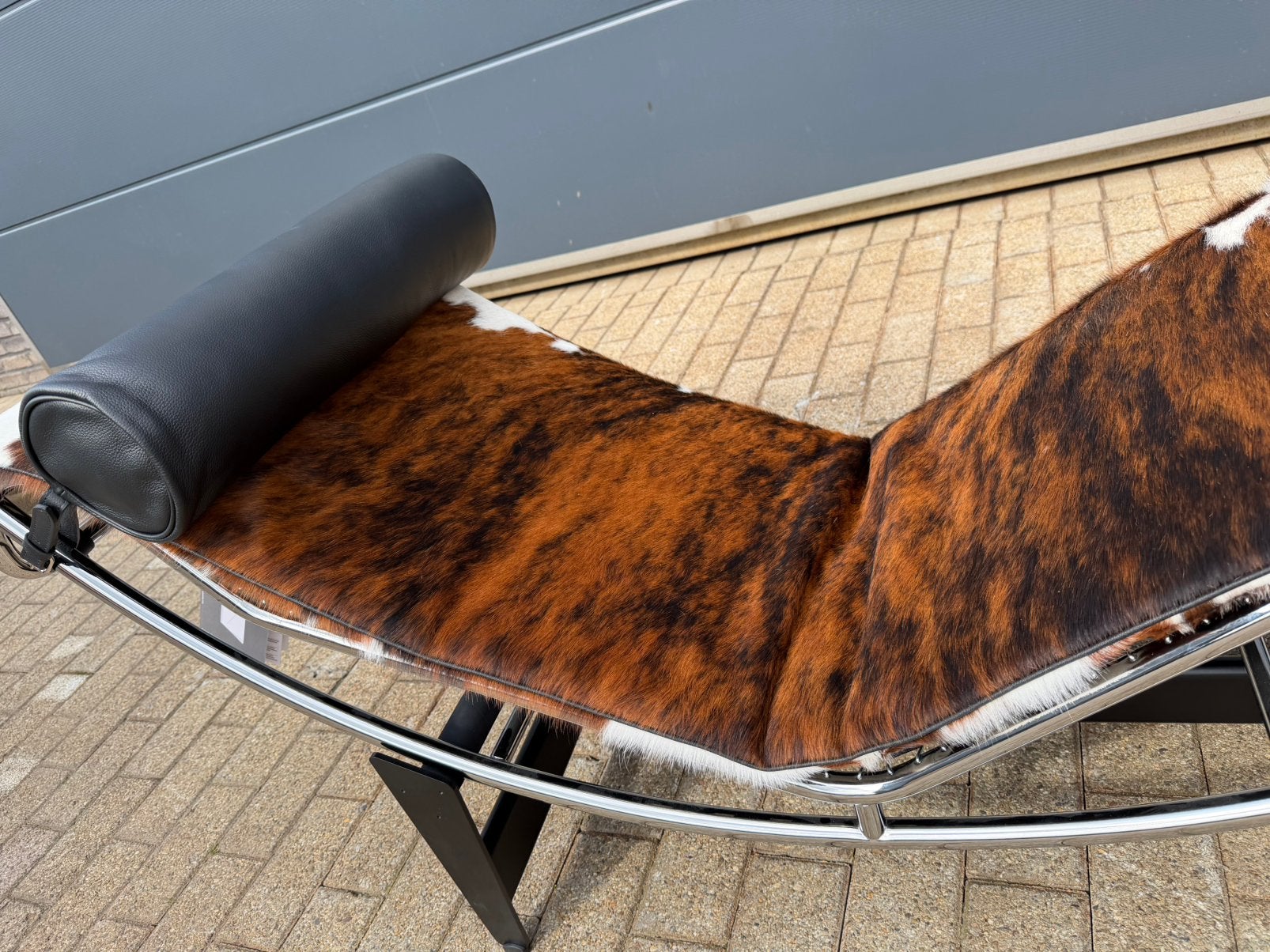 Originele Cassina Lc4 Le Corbusier Cowskin nog in NIEUWstaat, Huis en Inrichting, Ophalen of Verzenden, Sede artifort b&b italia knoll vitra togo eames møller wegner
