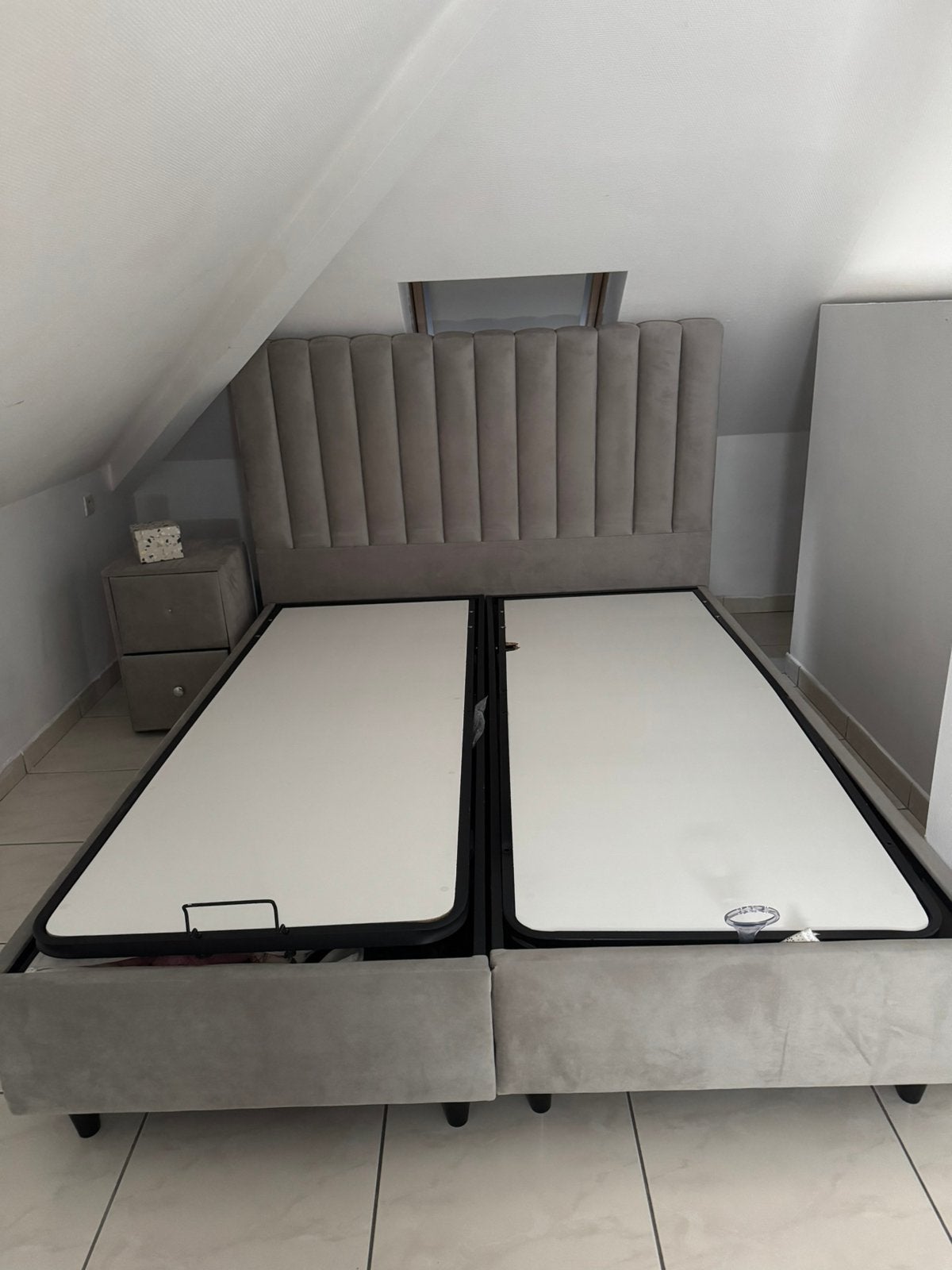 Bed zonder matras 2 nachtkastjes + opbergingsplaats, Huis en Inrichting, Ophalen, Tweepersoons, Zo goed als nieuw, 200 cm
