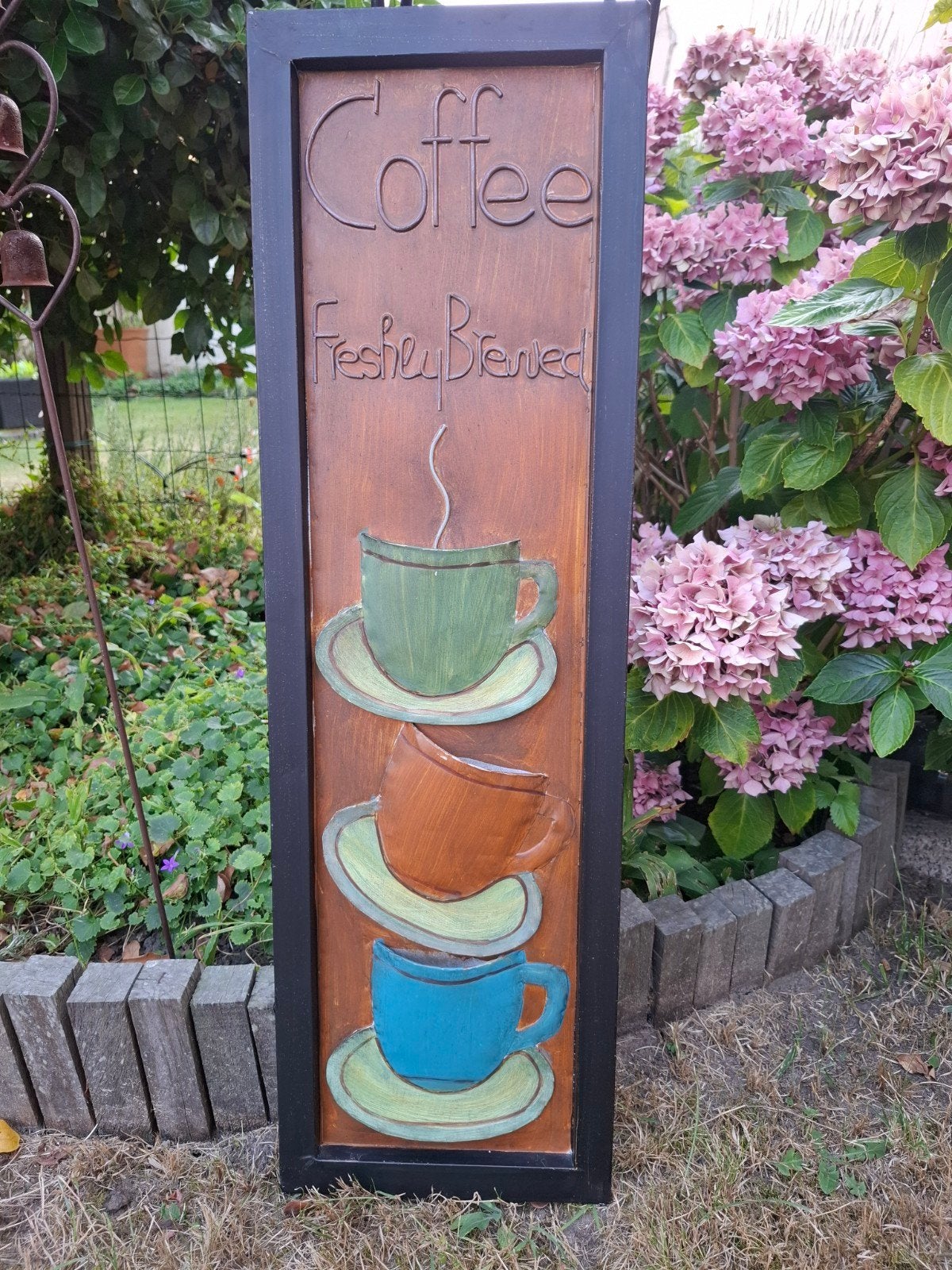Metalen wanddecoratie met kopjes koffie, Huis en Inrichting, Ophalen, Metaal, Industrieel, 76 cm